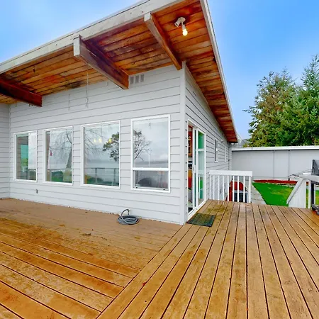 Camano Waterfront Delight Vila